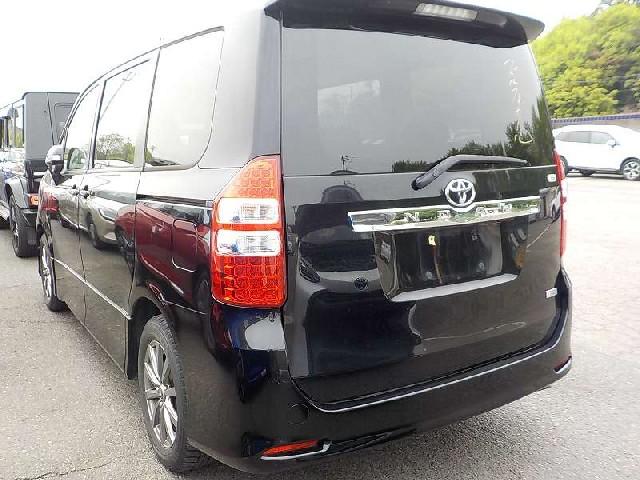 TOYOTA NOAH 2012 Image 20