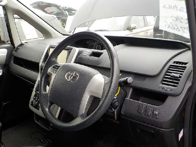 TOYOTA NOAH 2012 Image 22