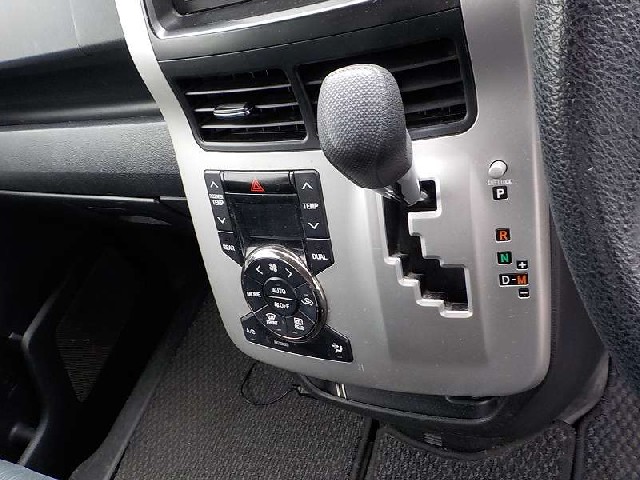 TOYOTA NOAH 2012 Image 24