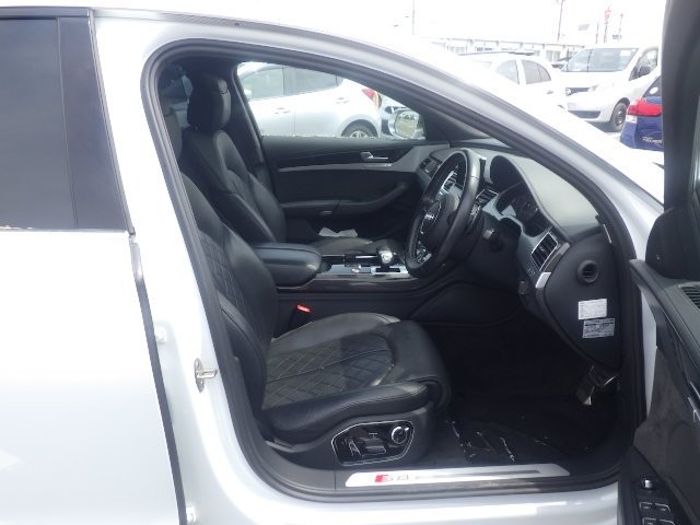 AUDI S8 2014 Image 24