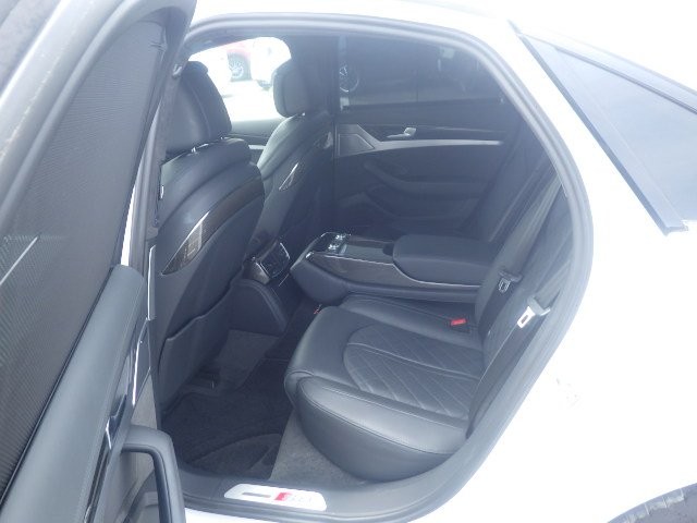 AUDI S8 2014 Image 26