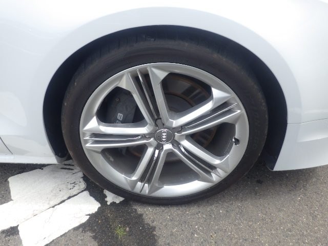 AUDI S8 2014 Image 32