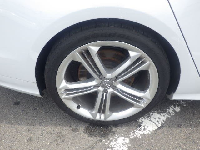 AUDI S8 2014 Image 33