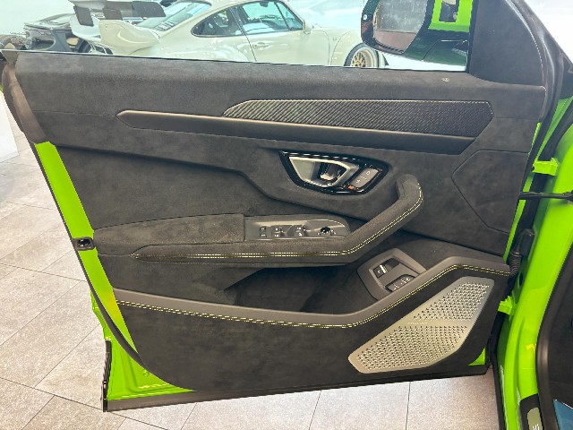 LAMBORGHINI URUS 2024 Image 24