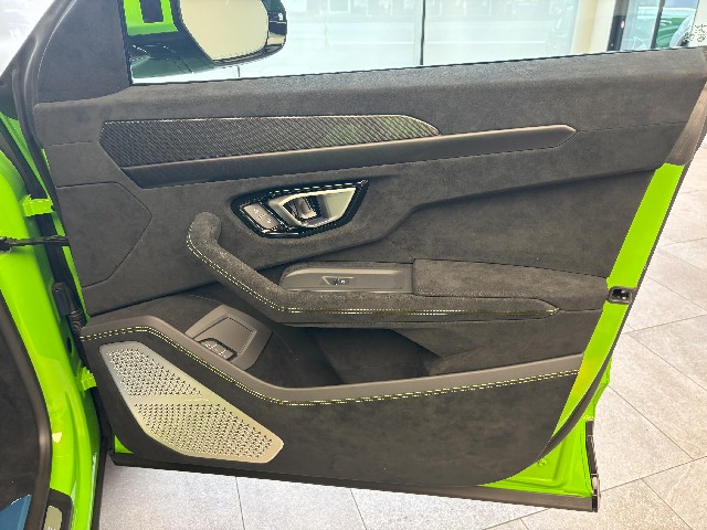 LAMBORGHINI URUS 2024 Image 30