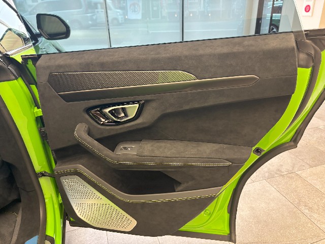LAMBORGHINI URUS 2024 Image 32