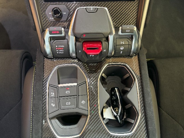 LAMBORGHINI URUS 2024 Image 47