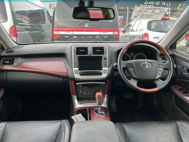 TOYOTA CROWN MAJESTA 2012 Image 27