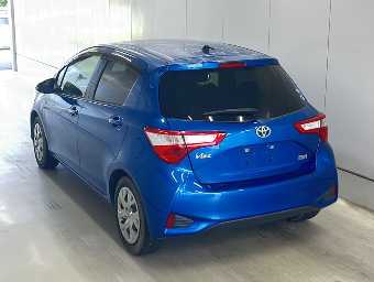 TOYOTA VITZ 2017 Image 2