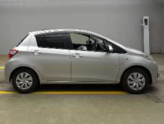 TOYOTA VITZ 2018 Image 6