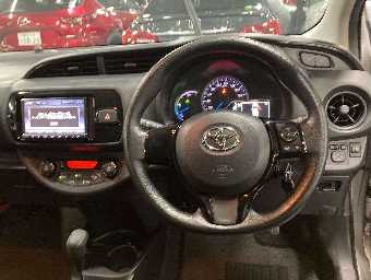 TOYOTA VITZ 2018 Image 9