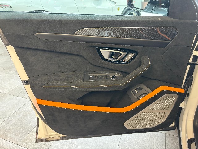 LAMBORGHINI URUS 2024 Image 29