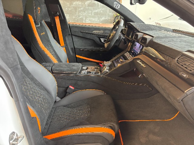 LAMBORGHINI URUS 2024 Image 36