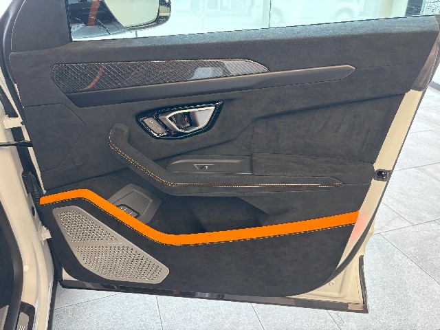 LAMBORGHINI URUS 2024 Image 38