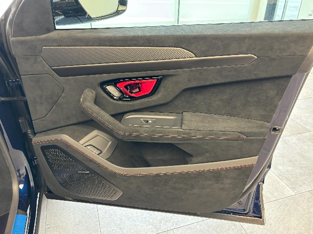 LAMBORGHINI URUS 2023 Image 39