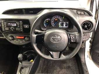 TOYOTA VITZ 2017 Image 6