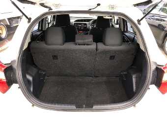 TOYOTA VITZ 2017 Image 7