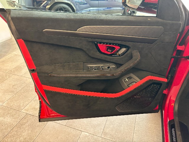 LAMBORGHINI URUS 2023 Image 25