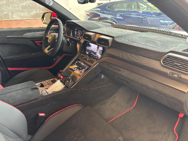 LAMBORGHINI URUS 2023 Image 30