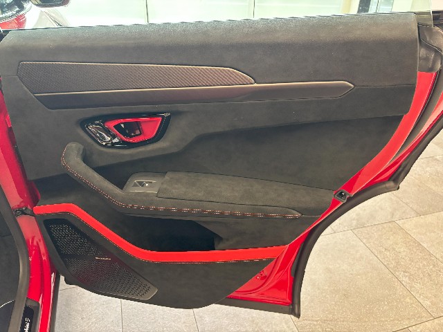 LAMBORGHINI URUS 2023 Image 35