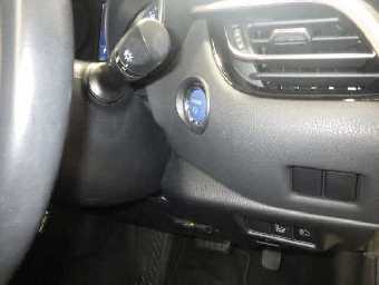 TOYOTA C-HR 2018 Image 8