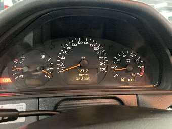 MERCEDES BENZ E CLASS 2002 Image 9
