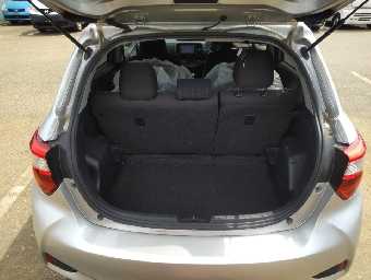 TOYOTA VITZ 2017 Image 7