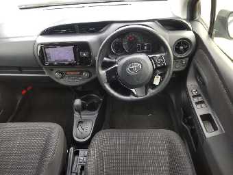 TOYOTA VITZ 2017 Image 9