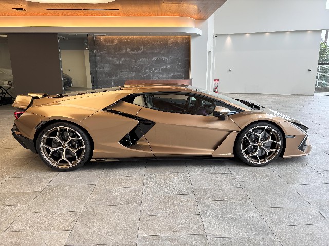 LAMBORGHINI REVUELTO 2025 Image 20