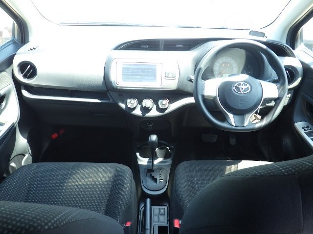 TOYOTA VITZ 2015 Image 20