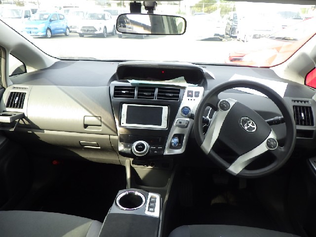 TOYOTA PRIUS ALPHA 2014 Image 19