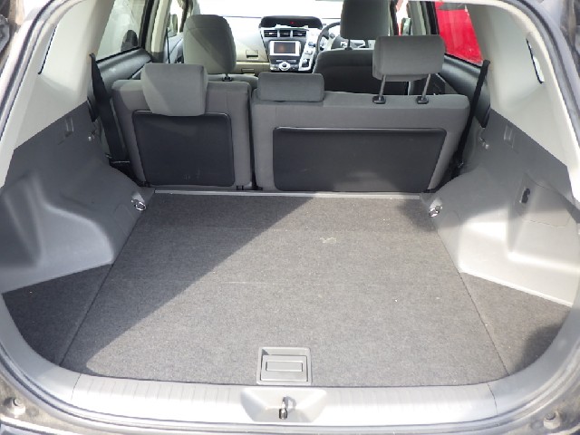 TOYOTA PRIUS ALPHA 2014 Image 28