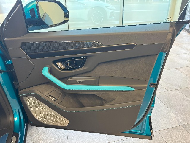 LAMBORGHINI URUS 2025 Image 32