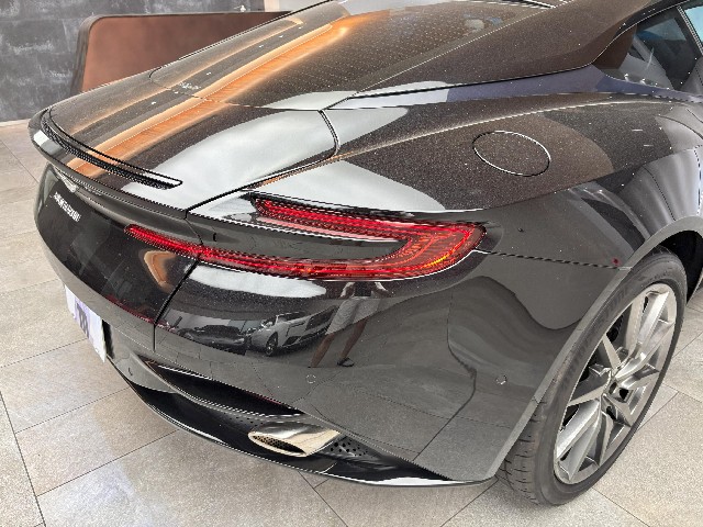 ASTON MARTIN DB11 2018 Image 20