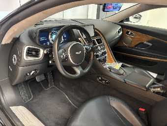 ASTON MARTIN DB11 2018 Image 15