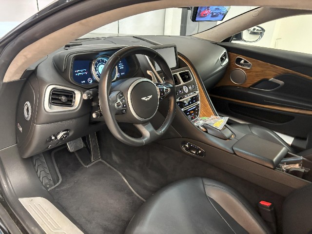 ASTON MARTIN DB11 2018 Image 21