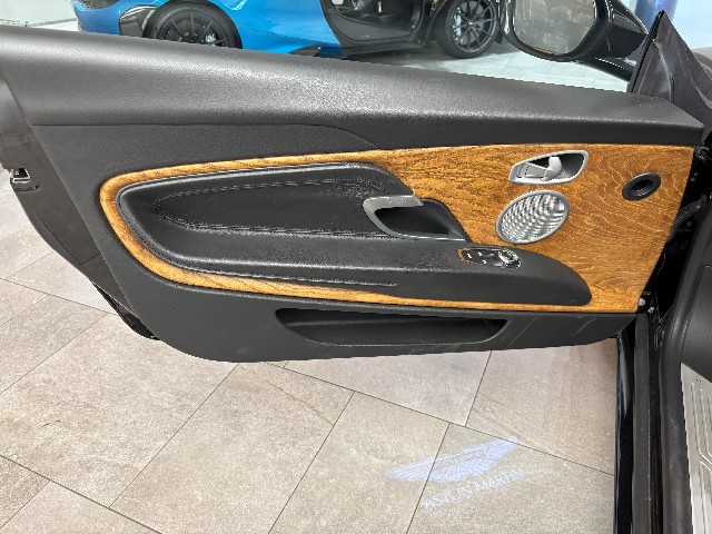 ASTON MARTIN DB11 2018 Image 25