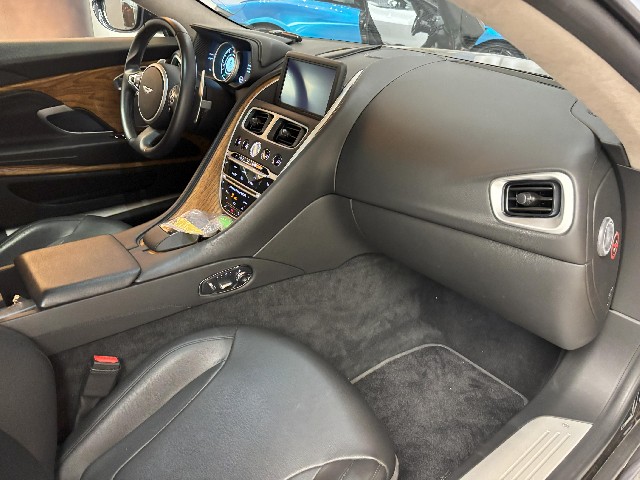 ASTON MARTIN DB11 2018 Image 26