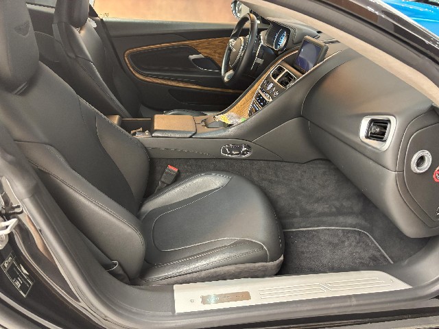 ASTON MARTIN DB11 2018 Image 27
