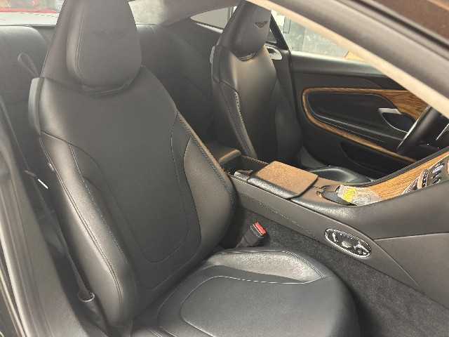 ASTON MARTIN DB11 2018 Image 28