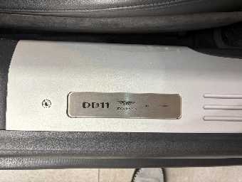 ASTON MARTIN DB11 2018 Image 24