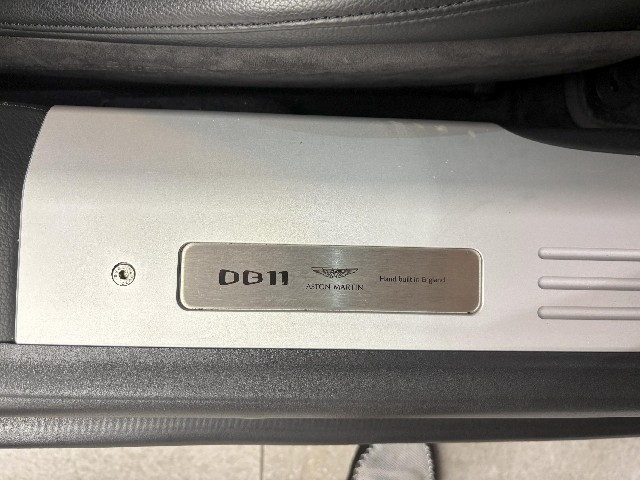 ASTON MARTIN DB11 2018 Image 30