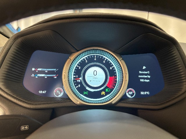 ASTON MARTIN DB11 2018 Image 31