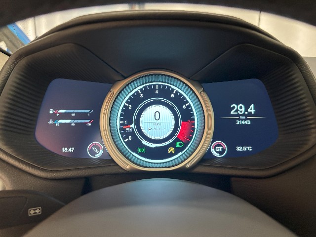 ASTON MARTIN DB11 2018 Image 32