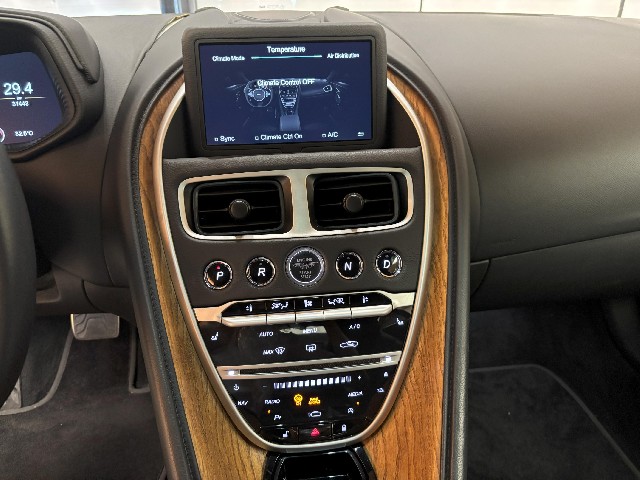 ASTON MARTIN DB11 2018 Image 39