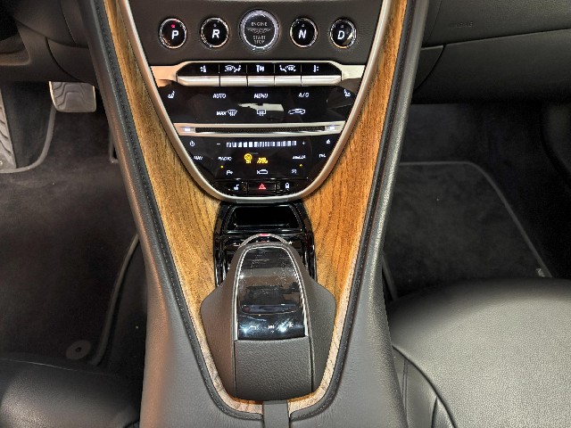 ASTON MARTIN DB11 2018 Image 40