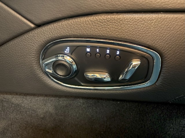 ASTON MARTIN DB11 2018 Image 41