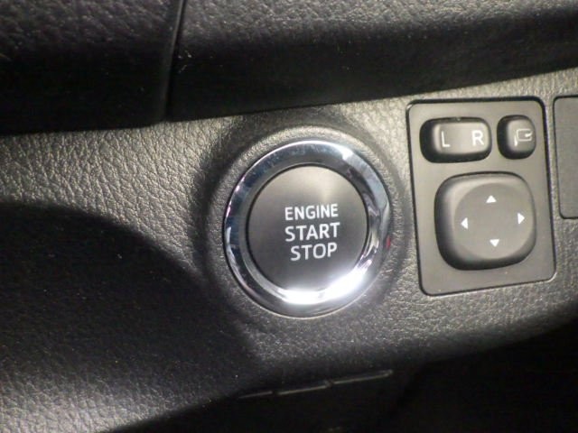 TOYOTA VITZ 2017 Image 27