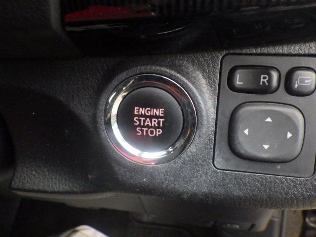 TOYOTA VITZ 2017 Image 19