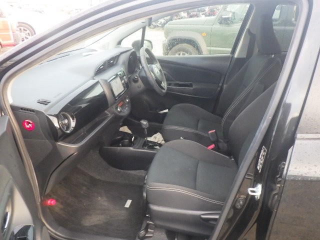 TOYOTA VITZ 2017 Image 26